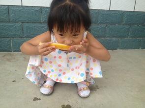 英国吃瓜小孩,揭秘英伦童趣生活